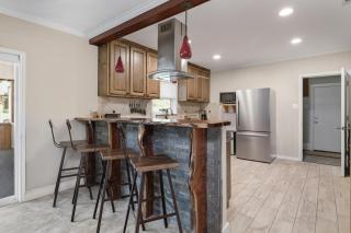 Hot Tub + Outdoor Kitchen: Stylish Home in Bryan - 3