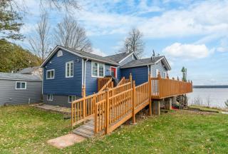 Lakefront Retreat w Hot Tub & Sauna 4-Season - 9