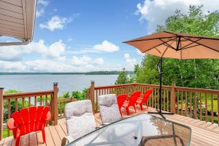 Lakefront Retreat w Hot Tub & Sauna 4-Season - 2