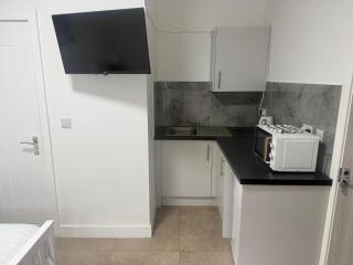 Spacious 9Bed Home - 9 En-Suites & Large Kitchen - 7