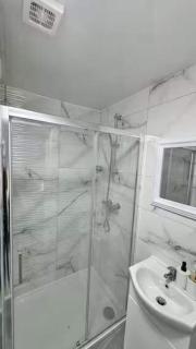 Spacious 9Bed Home - 9 En-Suites & Large Kitchen - 1