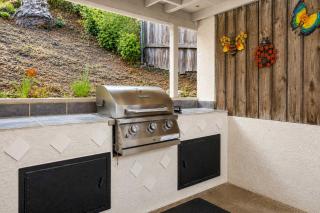 Spacious Home with Jacuzzi BBQ & Foosball - 2