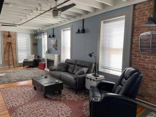 Suite Victory #1 On Main St w/ Reserved Parking - 8