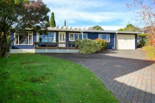 Bellbird Cottage With Lake and Mountain Views - 9