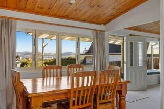 Bellbird Cottage With Lake and Mountain Views - 8