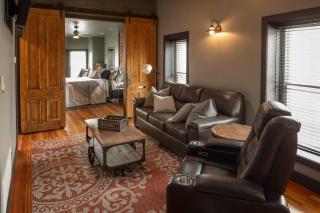 Suite Victory #2 On Main St w/Reserved Parking - 9