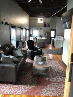 Suite Victory #2 On Main St w/Reserved Parking - 6