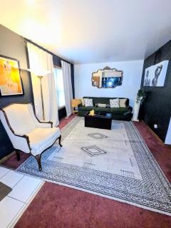 Retro 2 BR Home 6 mins to United Center with Parking - 0