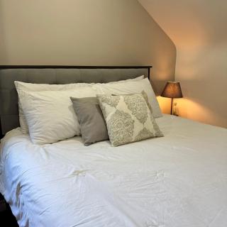 Modern Private 2-Bedroom Guest Suite l Free Parking l Self Check-in! - 6