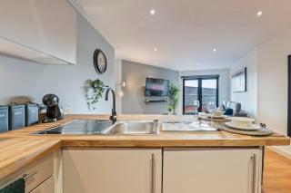 Luxury City Centre Apartment - Balcony - sleeps 8 - 2