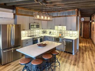 Suite Victory #3 On Main St w/Reserved Parking - 7