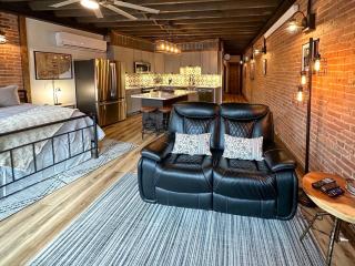 Suite Victory #3 On Main St w/Reserved Parking - 9