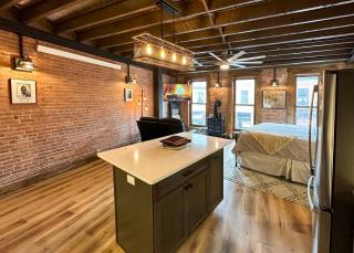 Suite Victory #3 On Main St w/Reserved Parking - 5