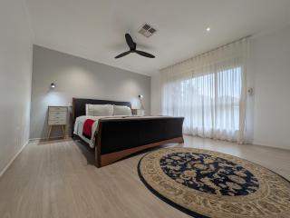 Adelaide North Luxury Villa - 4BR Family Retreat - 9