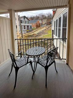 Suite Victory #4 On Main St w/Reserved Parking - 1