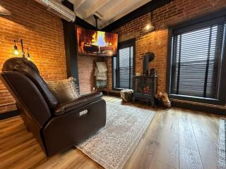 Suite Victory #4 On Main St w/Reserved Parking - 8