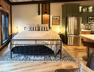 Suite Victory #4 On Main St w/Reserved Parking - 4
