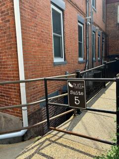 Suite Victory #5 On Main St w/Reserved Parking - 9