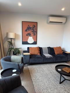 Modern 3Brm City Townhouse-Walk Everywhere-Free Parking - 9