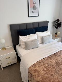 Modern 3Brm City Townhouse-Walk Everywhere-Free Parking - 5
