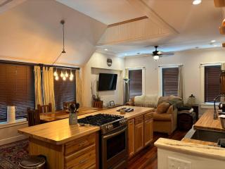Suite Victory #7 On Main St w/Reserved Parking - 7