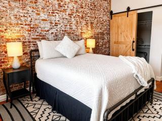 Suite Victory #7 On Main St w/Reserved Parking - 8