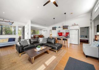 Delightful Dicky Beach Holiday House - 5