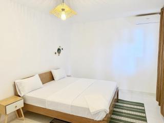 Spacious Entire 4BR 5BA wFull AC WiFi 5000 ft to beach - 2