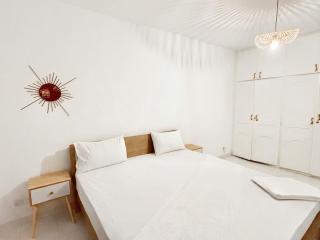 Spacious Entire 4BR 5BA wFull AC WiFi 5000 ft to beach - 5