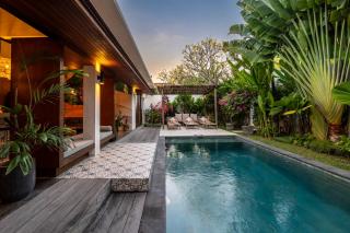 Villa Pawikan - Stylish Tropical 4BR Villa with Private Pool in Seminyak Center - 3