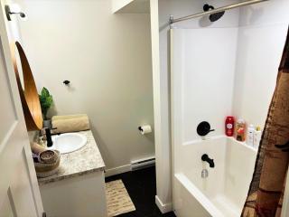 Cozy Modern Suite in Quiet Neighbourhood - 2
