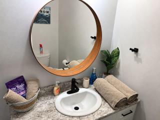Cozy Modern Suite in Quiet Neighbourhood - 1