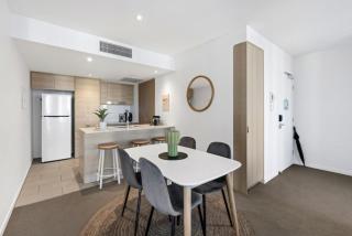 2BR Ocean View, Balcony, Pool & Gym, Free Parking, Avani Broadbeach Residence - 3
