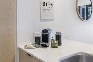 2BR Ocean View, Balcony, Pool & Gym, Free Parking, Avani Broadbeach Residence - 1