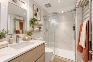 Contemporary 2 Bedroom with 3 beds Vancouver City Suite - 1