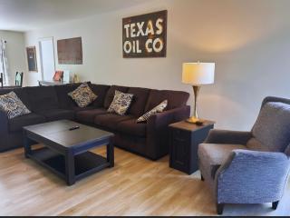 Downtown Branson 3BR Family-friendly Getaway - 8