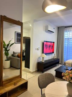 Luxe 2BR Apartment, Walk to Beach Cafés Gym Shops - 5