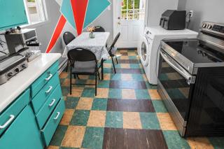 Downtown Moncton Oasis - Sleeps 5 - Walk to Riverfront & Avenir Centre - 6