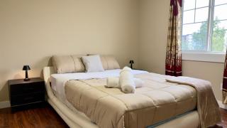 Spacious 3BR Family Home Full Kitchen & Parking - 1