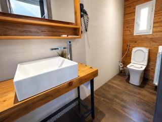 Cozy 3-Guest Mountain Villa in Fatre, Lebanon - 3