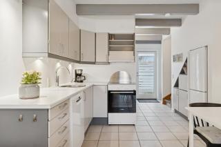 Holiday Apartment With Sea View - 4