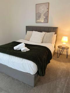 Spacious Luxury Retreat with Private Garden Box Hill - 1