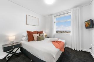 3BR Riverfront Luxury CBD Haven with 2 Carparks, walk to Queens Wharf and Southbank - 1