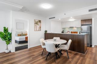 3BR Riverfront Luxury CBD Haven with 2 Carparks, walk to Queens Wharf and Southbank - 1