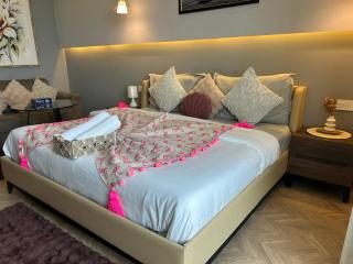 Orchid Stayz - Couple Friendly Luxury and premium 1bhk Studio with Aravali View, free parking and wifi at AIPL Joy Square at Golf Course extension, sec 63A - 0