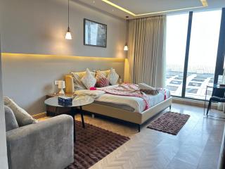 Orchid Stayz - Couple Friendly Luxury and premium 1bhk Studio with Aravali View, free parking and wifi at AIPL Joy Square at Golf Course extension, sec 63A - 9