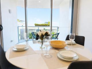 Stylish Designer Apartment with Rooftop, Balcony & Parking - 1