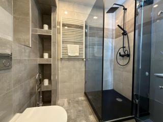 Komuny Paryskiej Comfort Apartment by BookingHost - 3