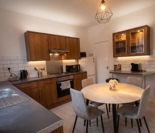 3-Bed House Near M1 & Meadowhall with Free Parking - 5