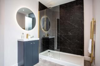 Spacious 8Bed Home - Contractors & NHS - Sleeps 16 - 4
